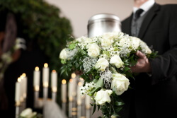 Blumen für Urnenbeisetzung