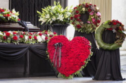 Herz Gesteck für Beerdigung mit roten Rosen